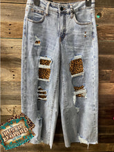 Load image into Gallery viewer, Daytona Boyfriend Leopard Jeans
