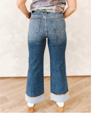 Load image into Gallery viewer, Saddle Stitch Crop Jeans
